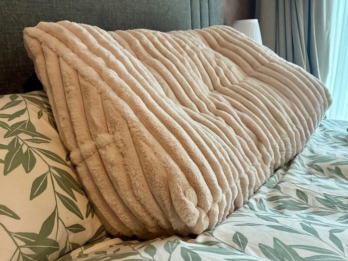 Wedge cushion (pale pink faux fur)