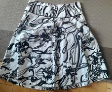 Skirt in white with black floral pattern