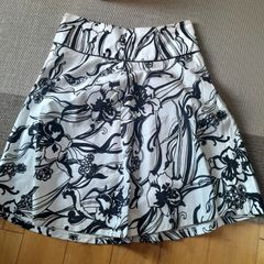 Skirt in white with black floral pattern