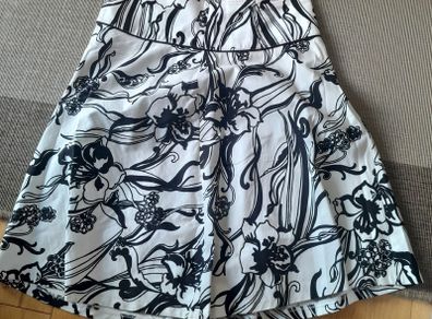Skirt in white with black floral pattern