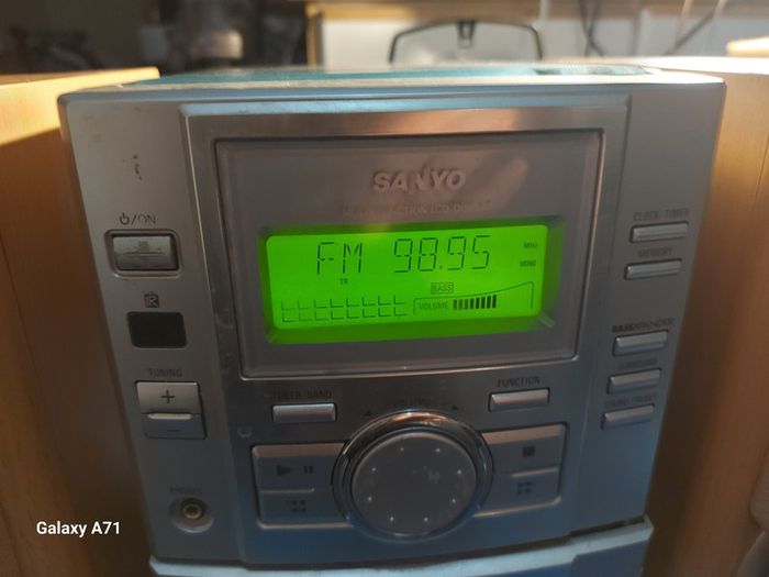 Sanyo Mini HiFi System, Radio, CD and Tape Cassette, Model DC-DA100, with 2 Sanyo Speakers, and Remote Control
