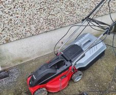 Free electric lawnmower
