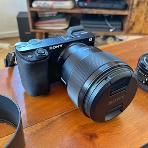 Sony Alpha 6100 JUST 8.204 SHOTS! + 3 lenses + bag + charger + uv filters