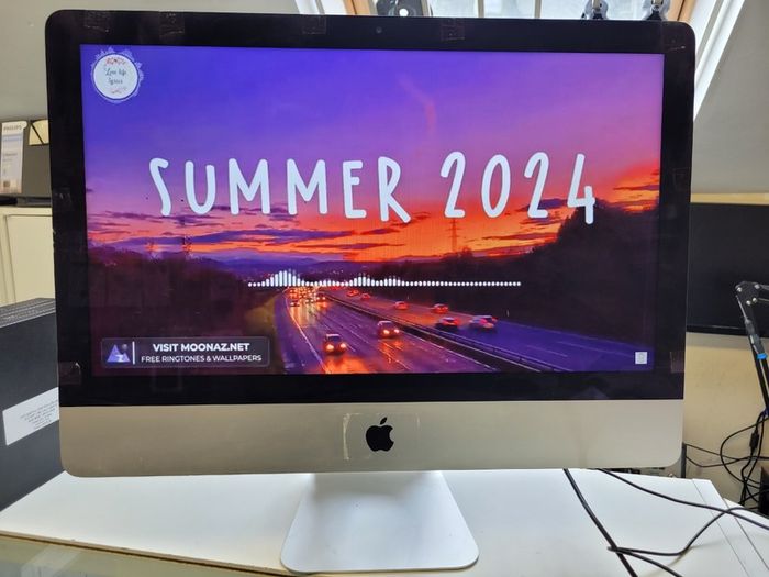 21.5 inch Apple iMac (A1418) Late 2013 Catailna 2.90GHz Core i5 (i5-4570S) 8GB RAM 512GB SSD (Screen has a small chip)