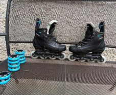 Inline hockey skates