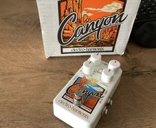 EHX Electro-Harmonix Canyon delay and looper pedal box