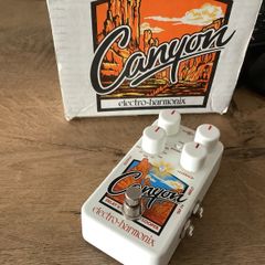 EHX Electro-Harmonix Canyon delay and looper pedal box
