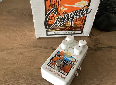 EHX Electro-Harmonix Canyon delay and looper pedal box