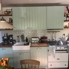 Full Kitchen units with Bosch dishwasher & IKEA fridge. Solid oak countertops.
