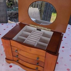 Wooden jewellery box