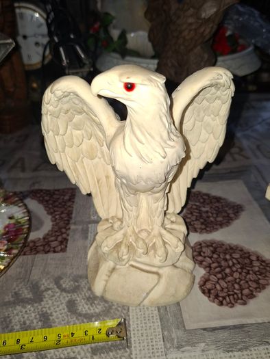 Up for sale is a Vintage Majestic White Eagle figurine Sculpture. Beautifully Powerful Talons