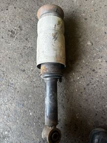 Air Strut Discovery 3 front