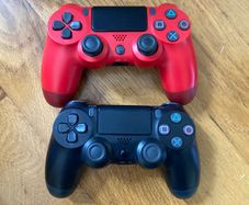 MUST GO 2x Controllers compatible with PS4 (Third party)