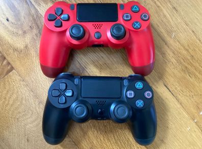 MUST GO 2x Controllers compatible with PS4 (Third party)