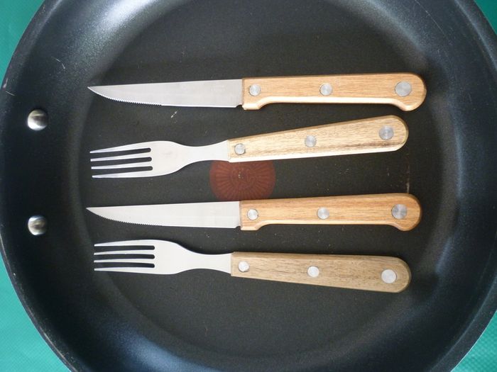 JAMIE OLIVER FRYING PAN BY TEFAL. Large Deep Frying or Omelette Pan.  Professional Series. WITH Jamie Oliver 4 piece steak cutlery set. Very Good Condition.