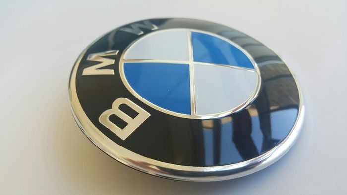 1x BMW 82mm +2 Fastener Grommets Classic blue Emblem Badge Front Rear Bonnet Logo 1 3 5 6 7 series  x z m class 82 with black back