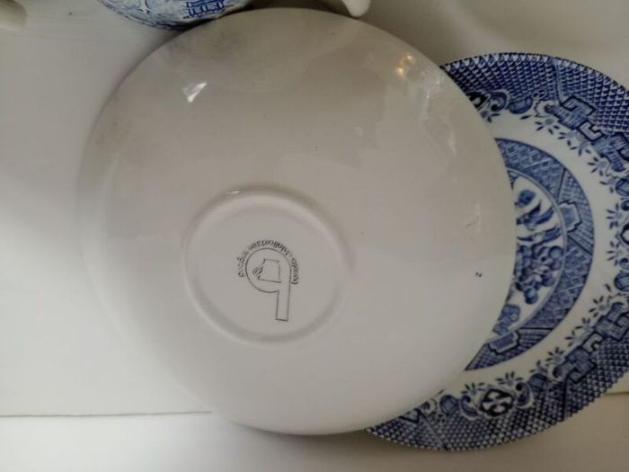 vintage willow cups, saucers and bowl, blue willow cups