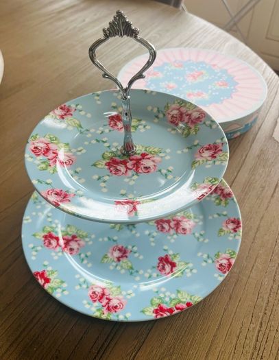 Cakestand & Teapot / Cup & Saucer