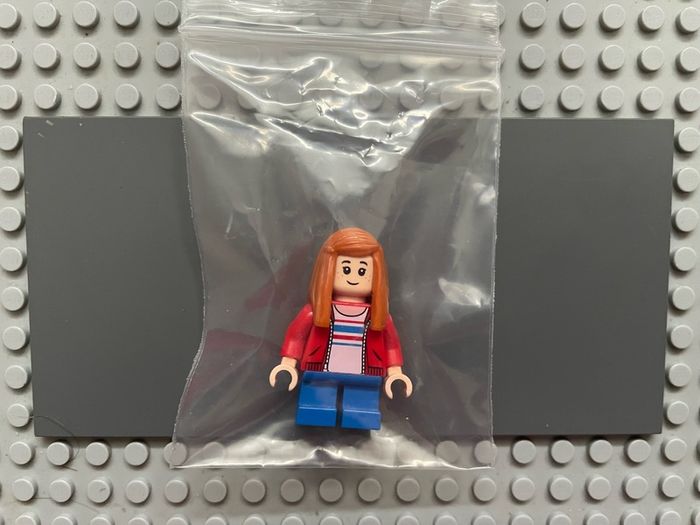 lego Jurassic world jw024 Maisie Lockwood minifigure - Red Jacket, Dark Orange Hair