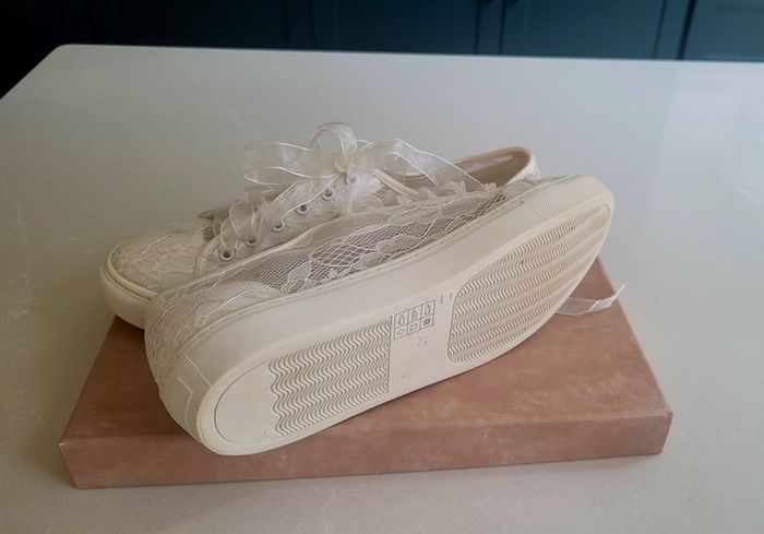 shoes sneakers