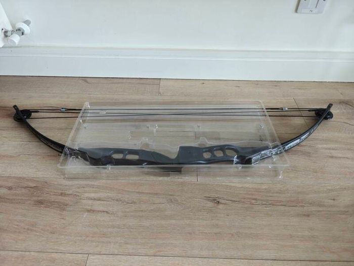Compound bow + 2 arrows included