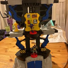 Batman Playset Transforming. Plus figures.