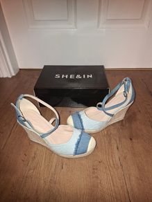 Brand NEW beautiful denim platform shoes, size 4