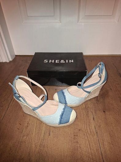 Brand NEW beautiful denim platform shoes, size 4