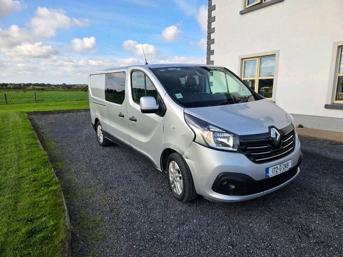 Renault trafic crew cab van