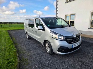 Renault trafic crew cab van