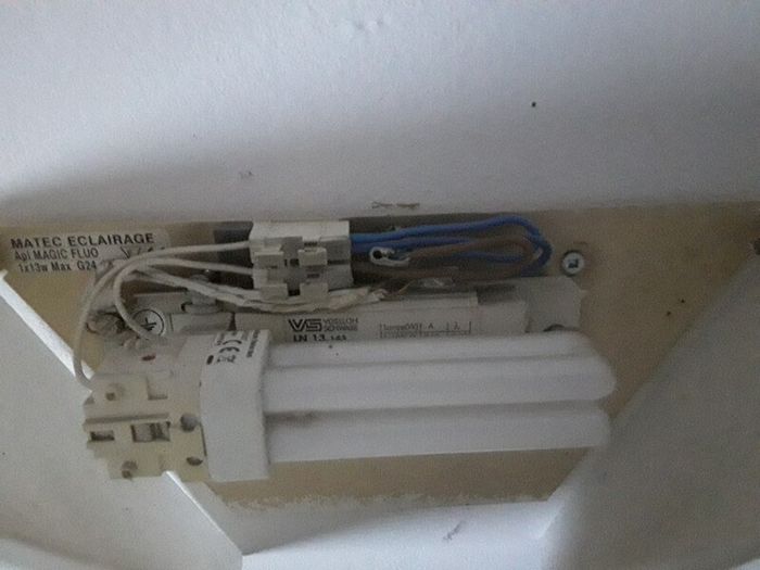 2 wall lights