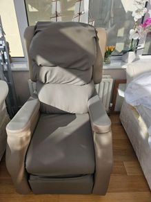 Mobility assistance chair electric