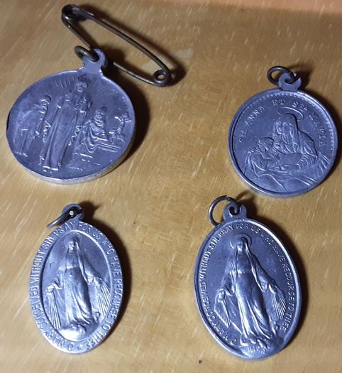 four vintage religious medals (b), tub 3