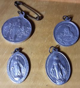 four vintage religious medals (b), tub 3