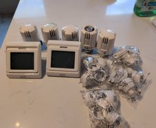 2x Joule Thermostat + 5 radiator valves + assorted adapters