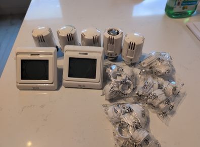 2x Joule Thermostat + 5 radiator valves + assorted adapters