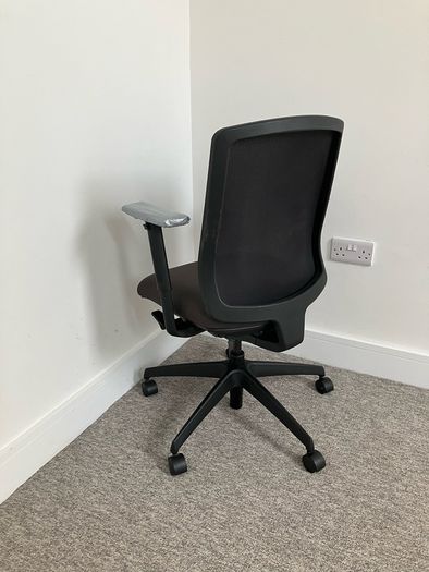 BOSS Design Swivel Chair