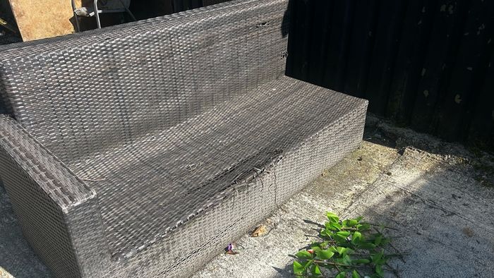 Ratten sofa