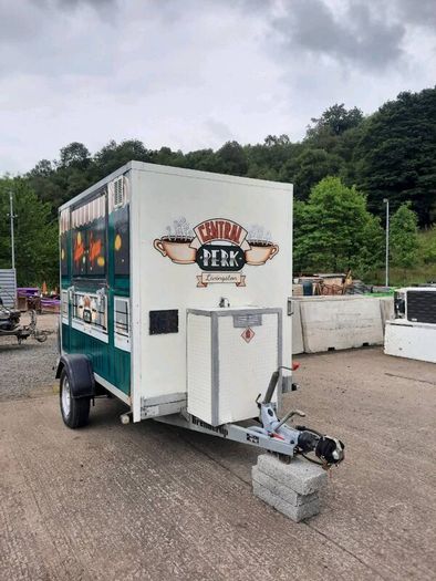 Mobile catering trailer