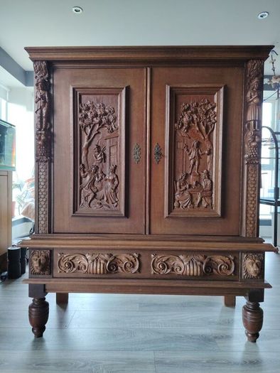 Beautiful antique oak cabinet