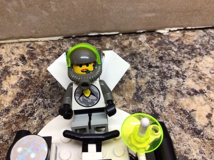 lego land - Lego set no 6815 - Hovertron - full and complete