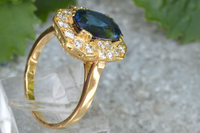 Beautiful Vintage 3.6ct Sapphire & Diamond Ring - 18ct