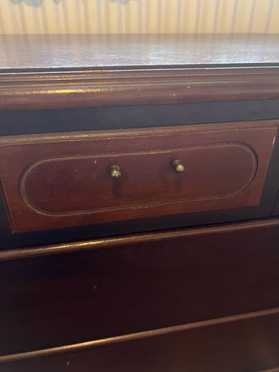 mahogony chest of drawers