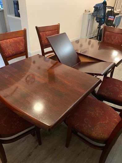 Mahogany style extending table plus 6 chairs.