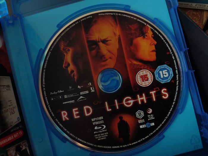 Red Lights ! This Years The Sixth Sense ! Blu-ray with Slipcase ! 2011 ! Robert De Niro ! Sigourney Weaver !