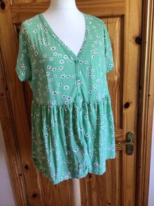 Yours Ladies Green Floral daisy print top / T shirt size 20includes post