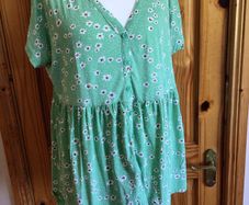 Yours Ladies Green Floral daisy print top / T shirt size 20includes post