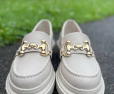 Woman shoe size 5