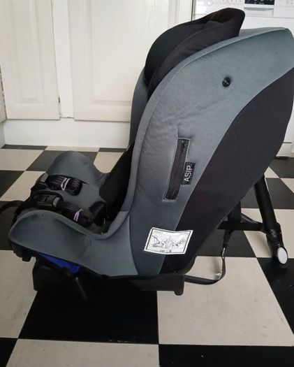 Axkid rear facing car seat