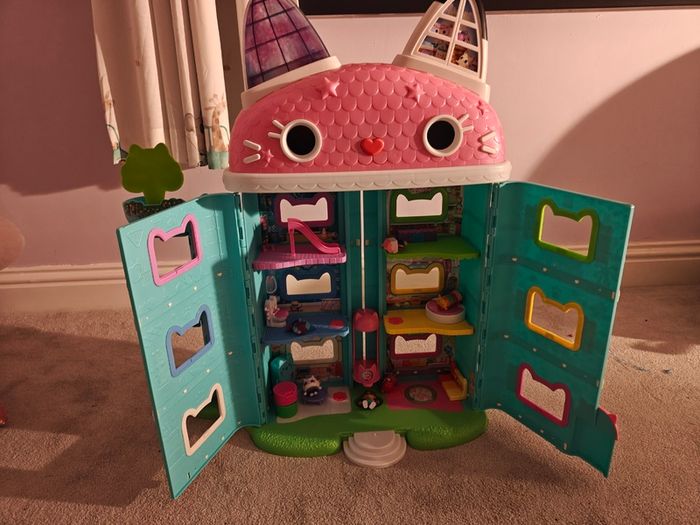 Gabby's Dollhouse Deluxe Playset, with figures